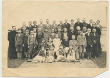 Powiększ zdjęcie Klasa szkoły podstawowej w Kobylance: z lewej strony ks. Łach, na dole od prawej strony Genowefa Prokop (po mężu Mrozek)