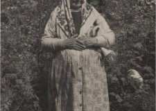 Powiększ zdjęcie Sąsiadka zwana „babcią Wasienko”; 1936 rok