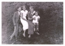 Powiększ zdjęcie Od lewej strony: prof. Adolf Niewczas (nauczyciel w Kromerze); Wilhelmina Wyrzykowska (zginęła na zesłaniu na Sybirze); Janina Wyrzykowska (ciocia Urszuli) z Urszulą Woźniak na kolanach; Gorlice 1934 rok
