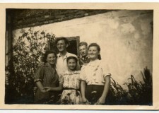 Powiększ zdjęcie Rodzeństwo Stasiowskich: od lewej Zosia, Anna, Irena; na górze od lewej Marian oraz Zbyszek