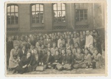 Powiększ zdjęcie Klasa Genowefy Mrozek z wychowawcą ks. Mleczko; Gimnazjum im. Marcina Kromera w Gorlicach; 1947 rok