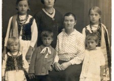 Powiększ zdjęcie Rodzina Latasiewiczów: pośrodku Tadeusz Latasiewicz z mamą i babcią 