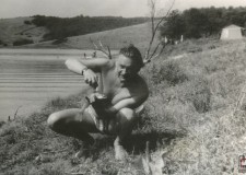 Powiększ zdjęcie Fabryczne wczasy nad Jeziorem Rożnowskim; Leopold Kolarzyk jako wędkarz