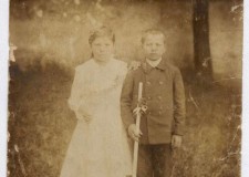 Powiększ zdjęcie Maria Gucwa (mama Józefy Myśliwiec) przed kościołem pw. Świętej Zofii w Bobowej; 1916 rok