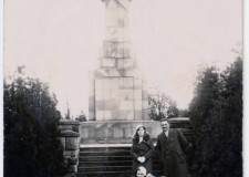 Powiększ zdjęcie Wincenty i Władysława Sanetrowie na cmentarzu wojskowym w Gorlicach