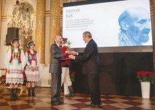 Powiększ zdjęcie Wręczenie Nagrody im. Oskara Kolberga przez Ministra Kultury i Dziedzictwa Narodowego Piotra Glińskiego w 2017 roku
