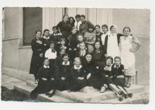 Powiększ zdjęcie Przed żeńską bursą Państwowego Gimnazjum Koedukacyjnego im. Marcina Kromera przy ul. Bieckiej (w domu dr. Biegi); 1938 rok