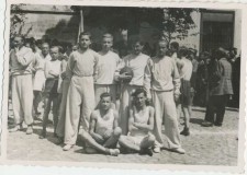 Powiększ zdjęcie Przed pochodem pierwszomajowym; od lewej nad siedzącym Mieczysław Kormanek; 1948 rok
