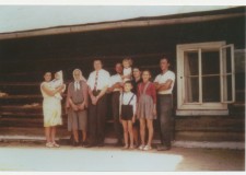 Powiększ zdjęcie Rodzina Prokopów przed domem w Kobylance; 1964 rok