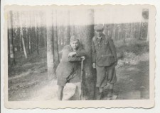 Powiększ zdjęcie Z lewej leśniczy Wincenty Pasicki z Józefem Jagodą w mundurach służby leśnej; lata 50. XX wieku
