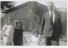Powiększ zdjęcie Od lewej: Krystyna i Zosia, Wilhelm z córką Urszulą; Gorlice, ul. Słowackiego; 1934 rok