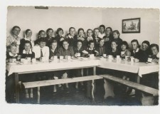 Powiększ zdjęcie Przy stole jadalni żeńskiej bursy; pierwsza od lewej w górnym rzędzie Czesława Kukuś