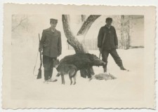 Powiększ zdjęcie Ojciec Jana Okarmy — Aleksander Okarma — po polowaniu w lasach wysowskich