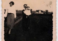 Powiększ zdjęcie Dom, w którym mieszkała rodzina Sanetrów — mała Barbara Walkus trzymana na rękach przez mamę; Zagórzany 1936 rok