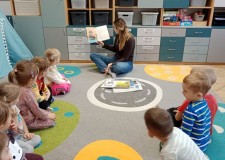 Powiększ zdjęcie Bibliotekarka czyta fragment Bobusia