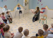 Powiększ zdjęcie Bibliotekarka czyta krótkie opowiadanie