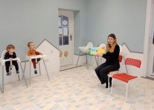 Powiększ zdjęcie Bibliotekarka czyta książkę o mieszkańcach farmy