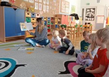 Powiększ zdjęcie Bibliotekarka czyta maluchom fragment ksiązki Bobuś, Marty Skibińskiej