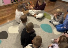 Powiększ zdjęcie Bibliotekarka czyta opowiadanie