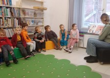 Przejdź do - Bibliotekarka%20czyta%20opowiadanie