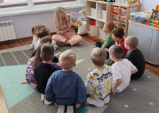 Powiększ zdjęcie Bibliotekarka czyta opowiadanie o przygodach Elmera