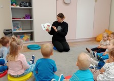 Przejdź do - Bibliotekarka%20czyta%20żłobkowiczom