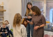 Powiększ zdjęcie Bibliotekarka pasuje uczennicę na czytelnika