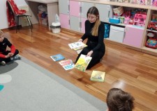 Powiększ zdjęcie Bibliotekarka prezentuje Wyprawkę grupie starszaków