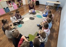 Powiększ zdjęcie Bibliotekarka%20rozmawia%20z%20Klubowiczami%20o%20Tygodniu%20Bibliotek