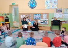 Powiększ zdjęcie Bibliotekarki%20prezentują%20wyprawkę%20czytelniczą