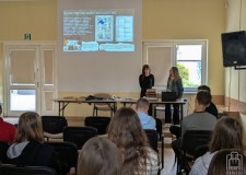 Powiększ zdjęcie Bibliotekarki%20prowadzą%20lekcję%20biblioteczną