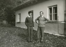 Powiększ zdjęcie Dr Welc i dr Gil przy laboratorium Stacji Naukowej PAN w Szymbarku — 1971 rok