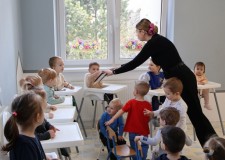 Przejdź do - Dzieci%20oglądają%20książkę%20z%20klapkami