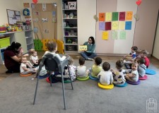 Powiększ zdjęcie Dzieci%20słuchają%20opowiadania%20o%20Kici%20Koci%20i%20Nunusiu