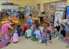 Powiększ zdjęcie Dzieci słuchają wielkanocnego opowiadania