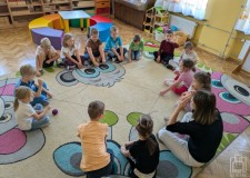 Powiększ zdjęcie Dzieci w trakcie zabawy pajęcza nić