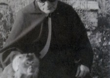 Powiększ zdjęcie Ks. Świeykowski i jego małpka Koko