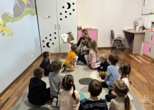 Powiększ zdjęcie Bibliotekarka czyta książkę