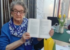 Powiększ zdjęcie Klubowiczka prezentuje książkę „Papusza”