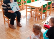 Powiększ zdjęcie Bibliotekarka przedstawia dzieciom książkę o odwadze