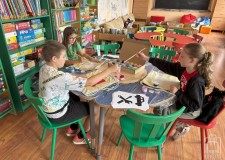 Powiększ zdjęcie Dzieci%20ozdabiają%20eco%20plecaki