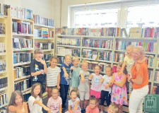 Powiększ zdjęcie Wspólne%20zdjęcie%20na%20zakończenie%20zajęć%20z%20bibliotekarką