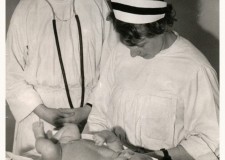 Powiększ zdjęcie Gorlice, 1954 r. — Andrzej Jaczewski w poradni pediatrycznej
