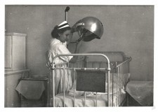 Powiększ zdjęcie Szpital w Gorlicach, 1953 r. — siostra Lusia Zalewska