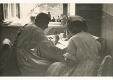 Powiększ zdjęcie Szpital w Gorlicach, 1953 r. — Andrzej Jaczewski i siostra Lusia Zalewska