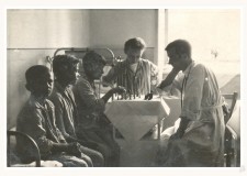 Powiększ zdjęcie Szpital w Gorlicach, 1953 r. — Oddział Dziecięcy