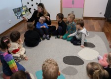 Powiększ zdjęcie Maluchy słuchają lektury