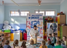 Powiększ zdjęcie Mateusz Świstak prezentuje wyprawkowe lektury