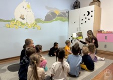 Powiększ zdjęcie Przedszkolaki%20słuchają%20opowiadania