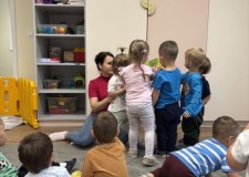 Powiększ zdjęcie Dzieci%20oglądają%20książkę%20o%20Kici%20Koci